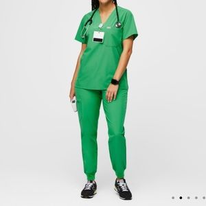 Safety green Figs Catarina one pocket scrub top XXS, and Zamora Jogger XS/P